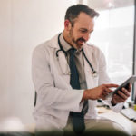 Docteur dans son bureau recevant dossier transcrit